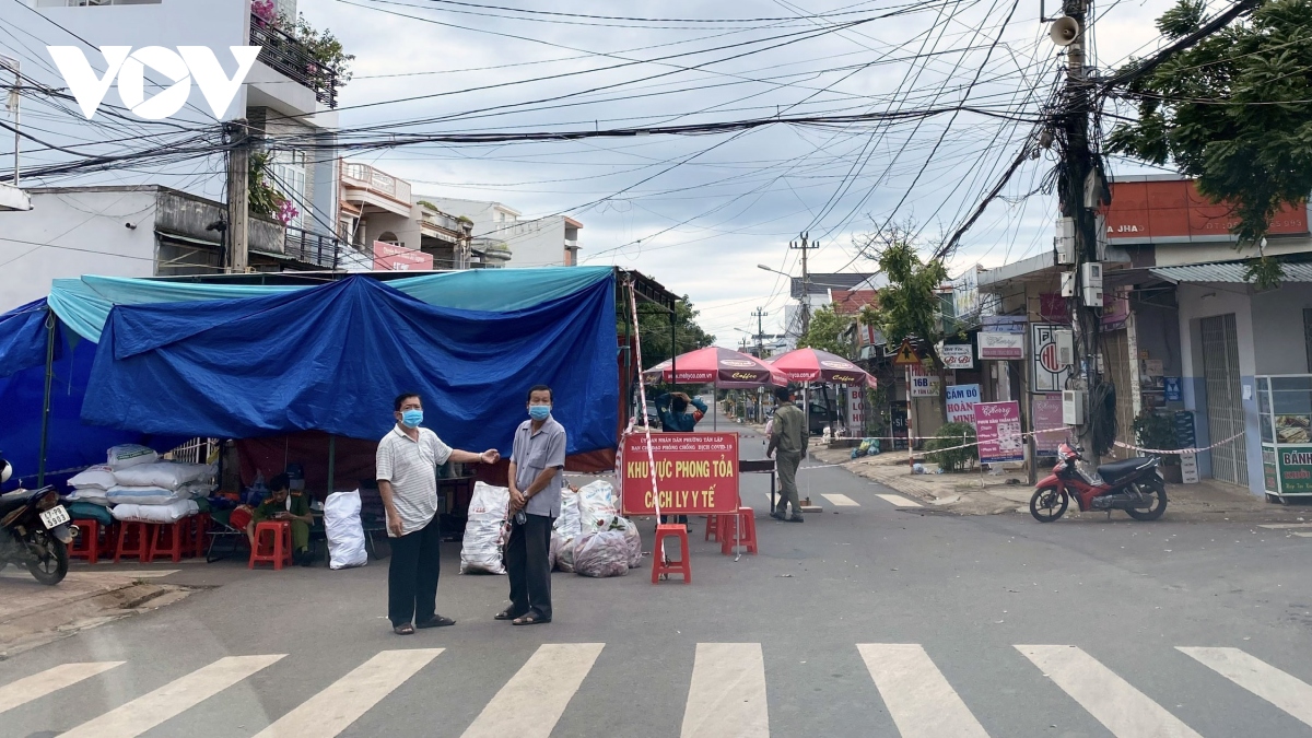 gan 400 nguoi bi xu phat vi vi pham quy dinh phong chong dich covid-19 o Dak lak hinh anh 1