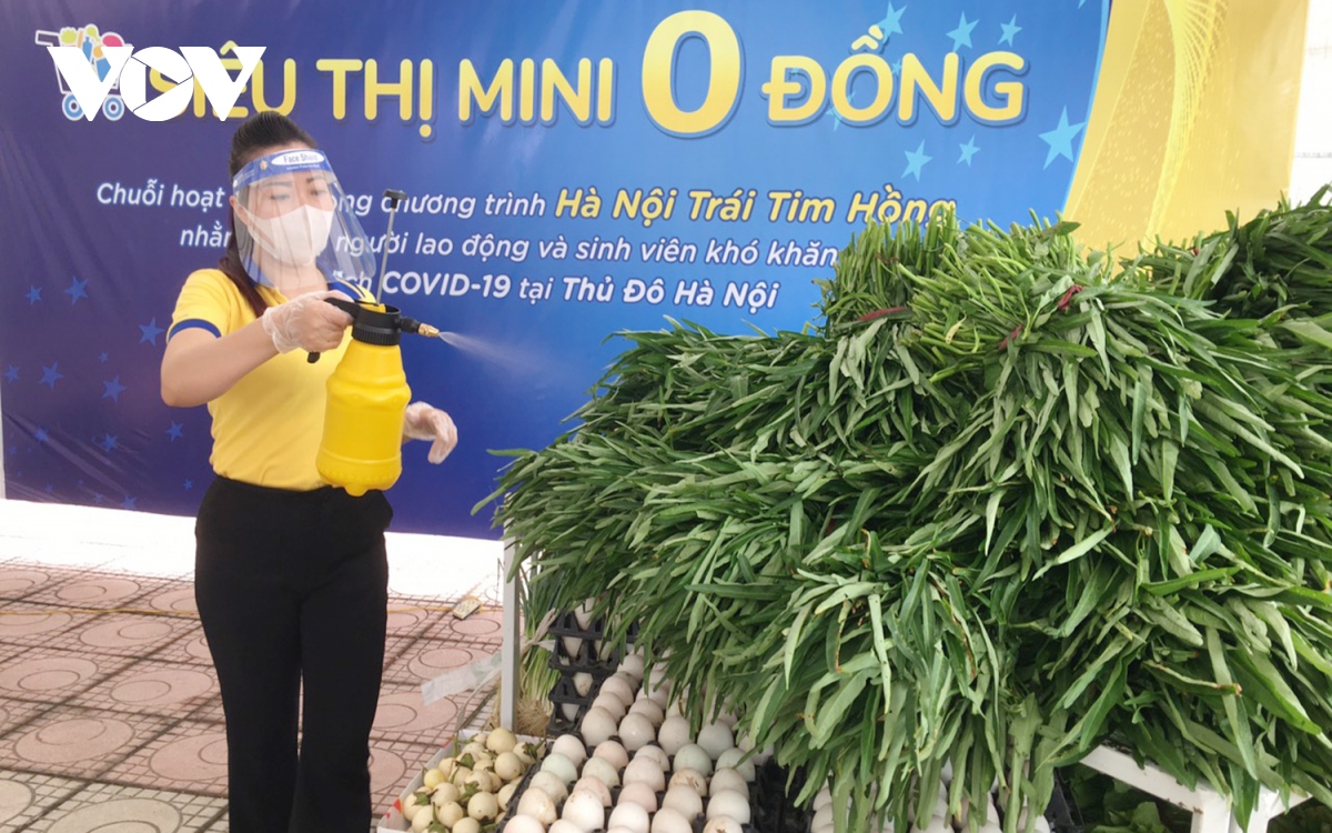 “Siêu thị mini 0 đồng” đầu tiên ở Hà Nội bán hàng miễn phí cho người khó khăn do Covid