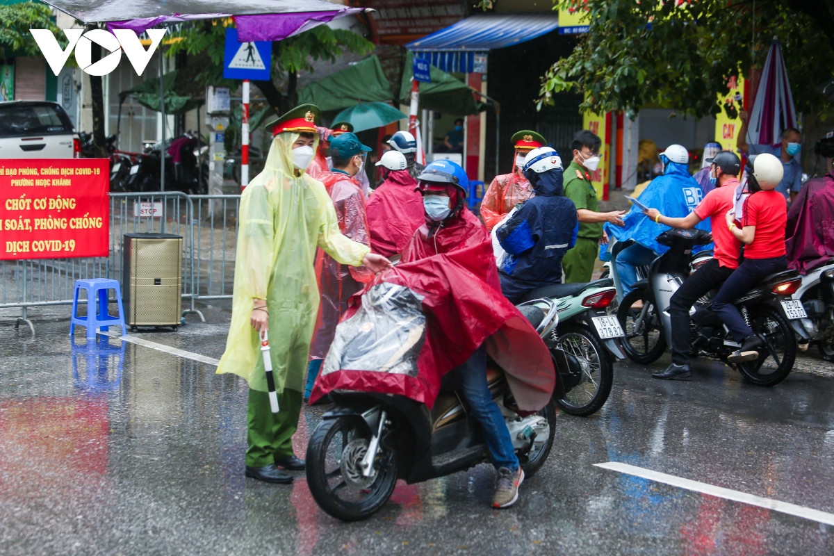 nhieu nguoi dan ha noi van phai quay dau xe vi giay di duong thieu xac nhan cua phuong hinh anh 4