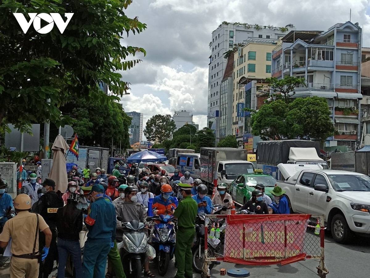 ngay dau tp.hcm kiem tra di bien dong dan cu , nhieu chot xay ra un u giao thong hinh anh 3