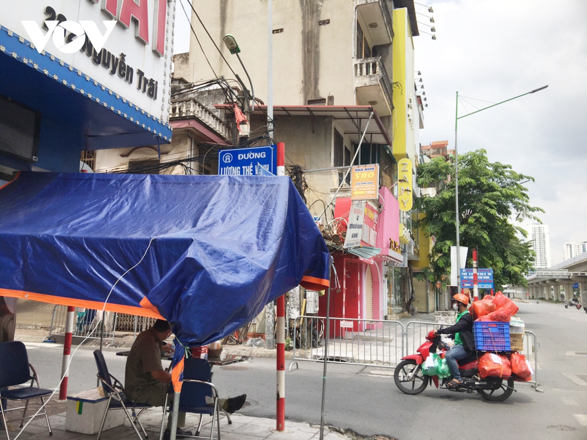 luc luong lam viec tai nhieu chot kiem soat covid-19 ngo lo quy dinh phong chong dich hinh anh 2