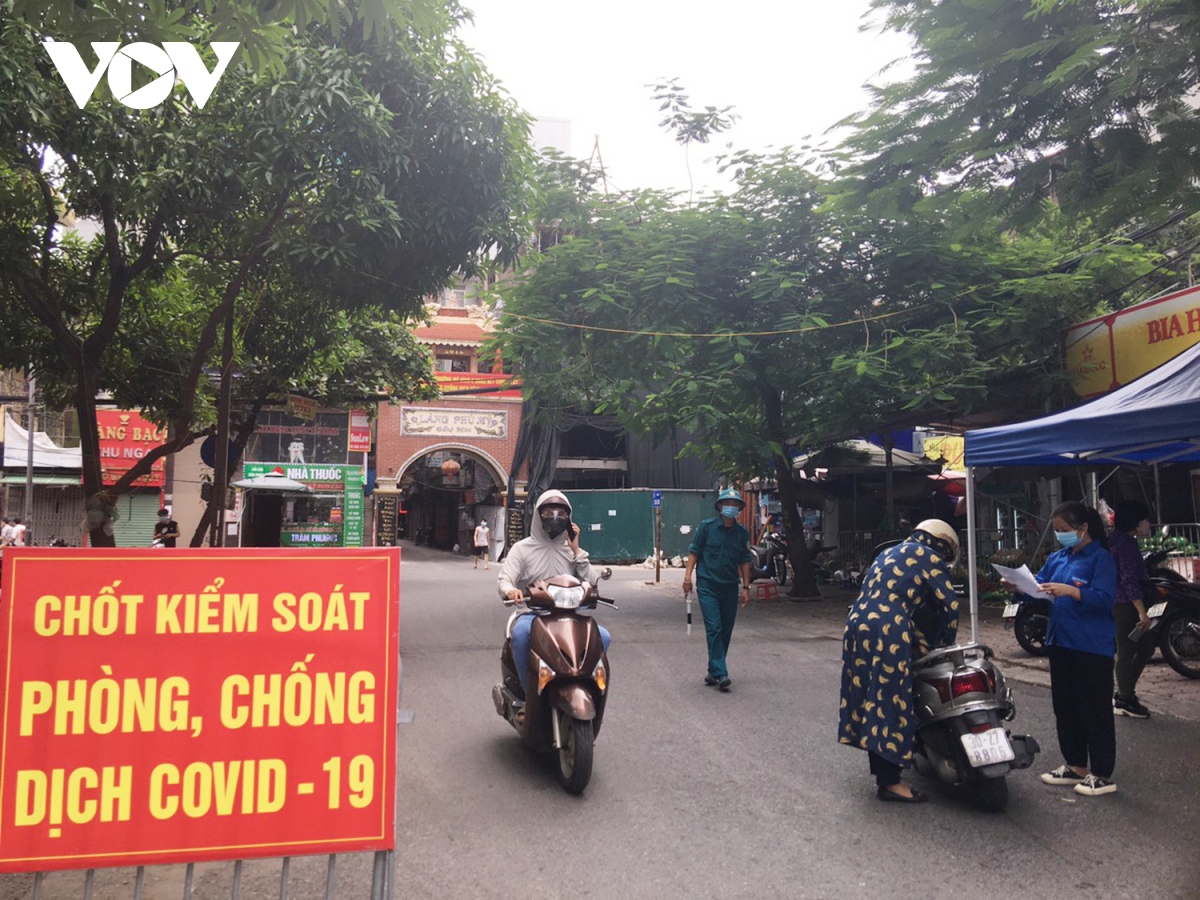 luc luong lam viec tai nhieu chot kiem soat covid-19 ngo lo quy dinh phong chong dich hinh anh 10