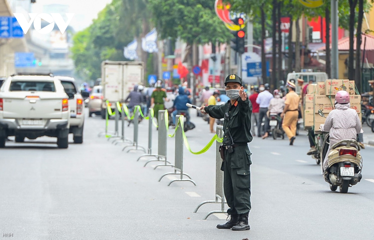 Anh 6 to co dong manh o ha noi xu ly hang loat truong hop vi pham hinh anh 2