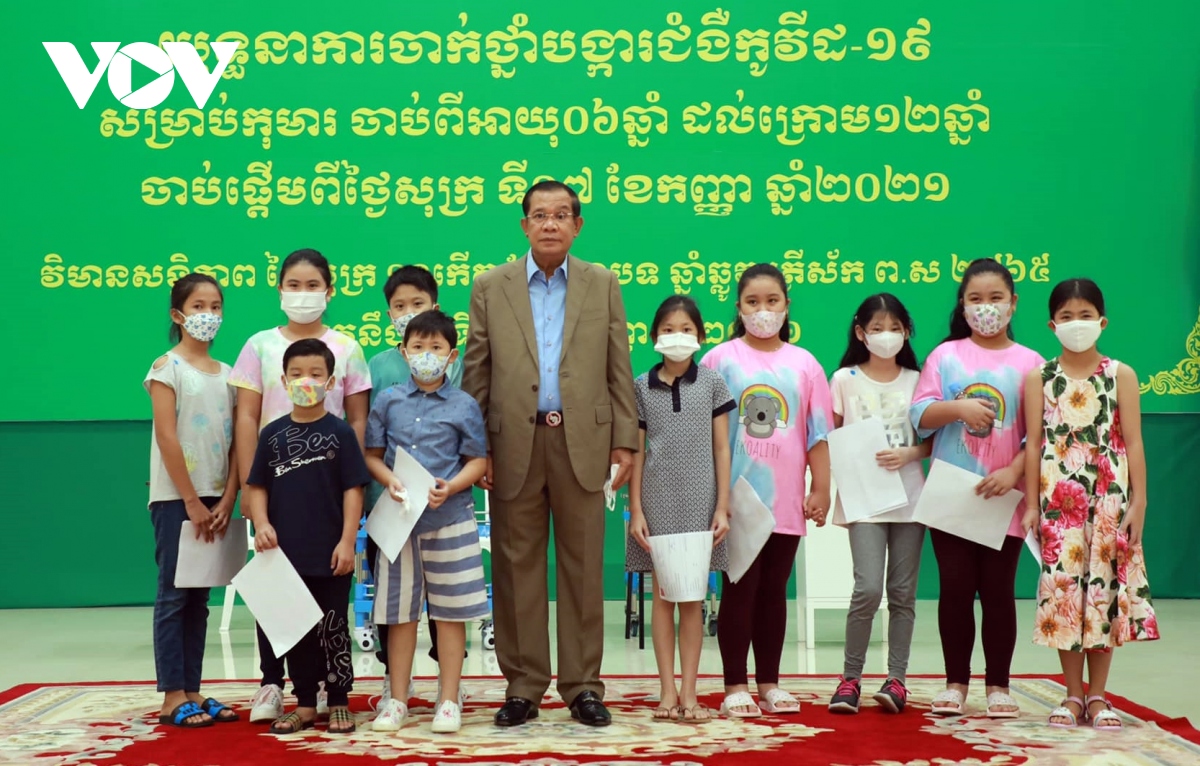 campuchia chinh thuc trien khai chien dich tiem vaccine covid-19 cho tre tu 6-12 tuoi hinh anh 1