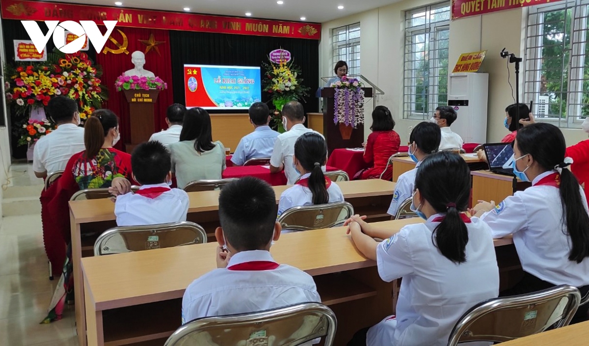 hoc sinh cac tinh Dong bac han hoan den truong trong ngay khai giang hinh anh 14