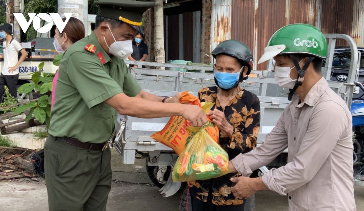 “Những chuyến xe nghĩa tình” tiếp tục lăn bánh đến với bà con "điểm nóng" dịch Covid-19