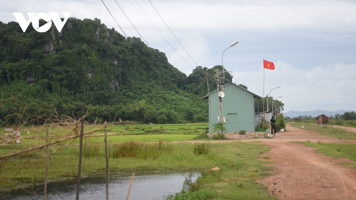 linh bien phong ha tien chan covid den cot moc cuoi cung tren bien gioi campuchia hinh anh 4