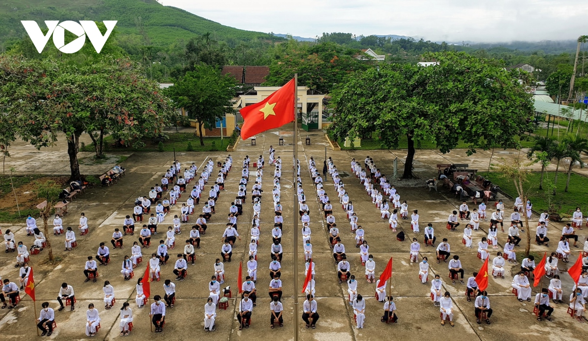 Học sinh miền Trung bắt đầu năm học “dừng đến trường nhưng không dừng học”