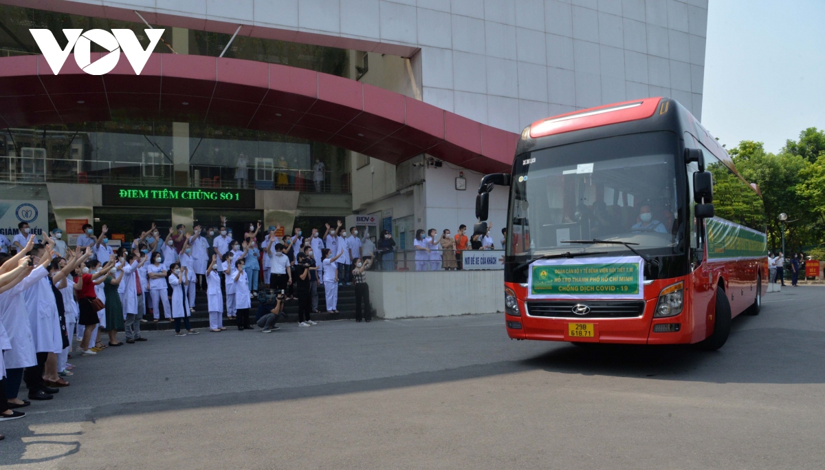 can bo, nhan vien benh vien noi tiet trung uong tiep tuc vao tp.hcm ho tro chong dich hinh anh 2