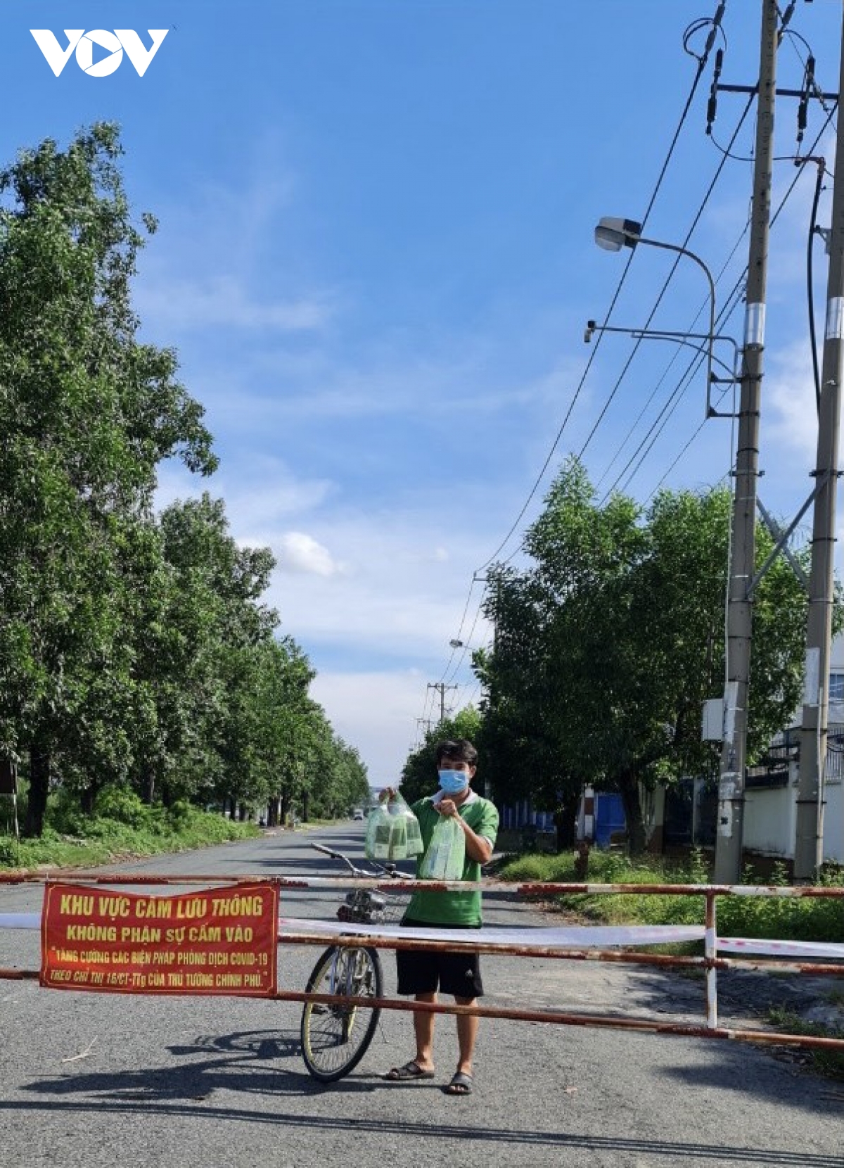 Hỗ trợ F0 tại nhà: "Nếu đã biết thì giúp đến cùng"