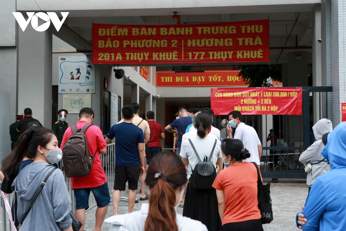 xep hang rong ran mua banh trung thu truyen thong o ha noi giua thoi dich benh hinh anh 9