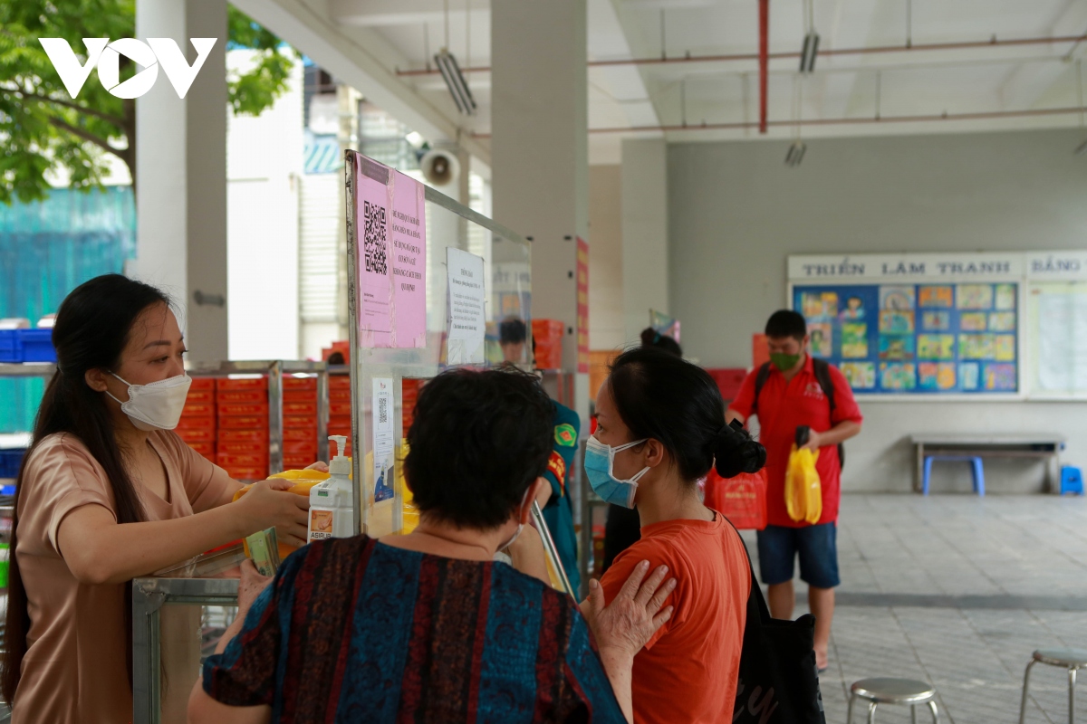 xếp hàng rồng rắn mua bánh trung thu truyền thống ở hà nội giữa thời dịch bệnh hình ảnh 13 xep hang rong ran mua banh trung thu truyen thong o ha noi giua thoi dich benh hinh anh 13