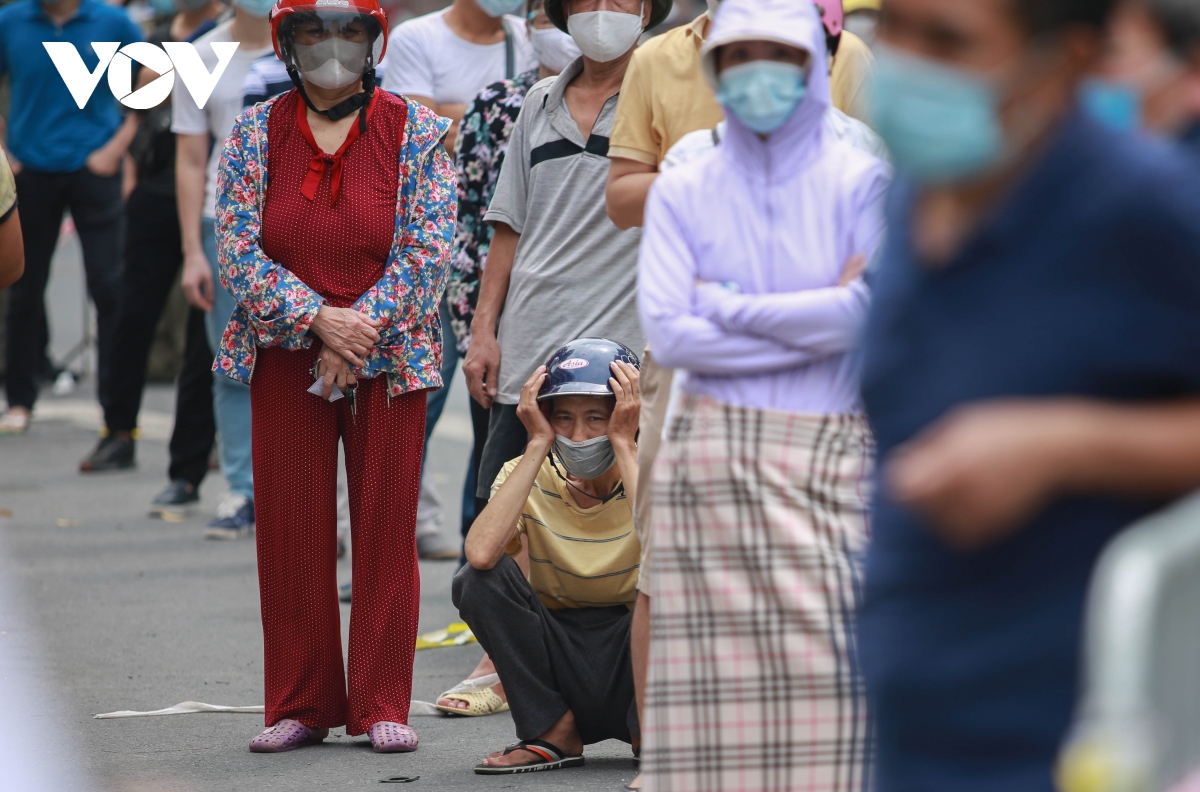 xếp hàng rồng rắn mua bánh trung thu truyền thống ở hà nội giữa thời dịch bệnh hình ảnh 5 xep hang rong ran mua banh trung thu truyen thong o ha noi giua thoi dich benh hinh anh 5