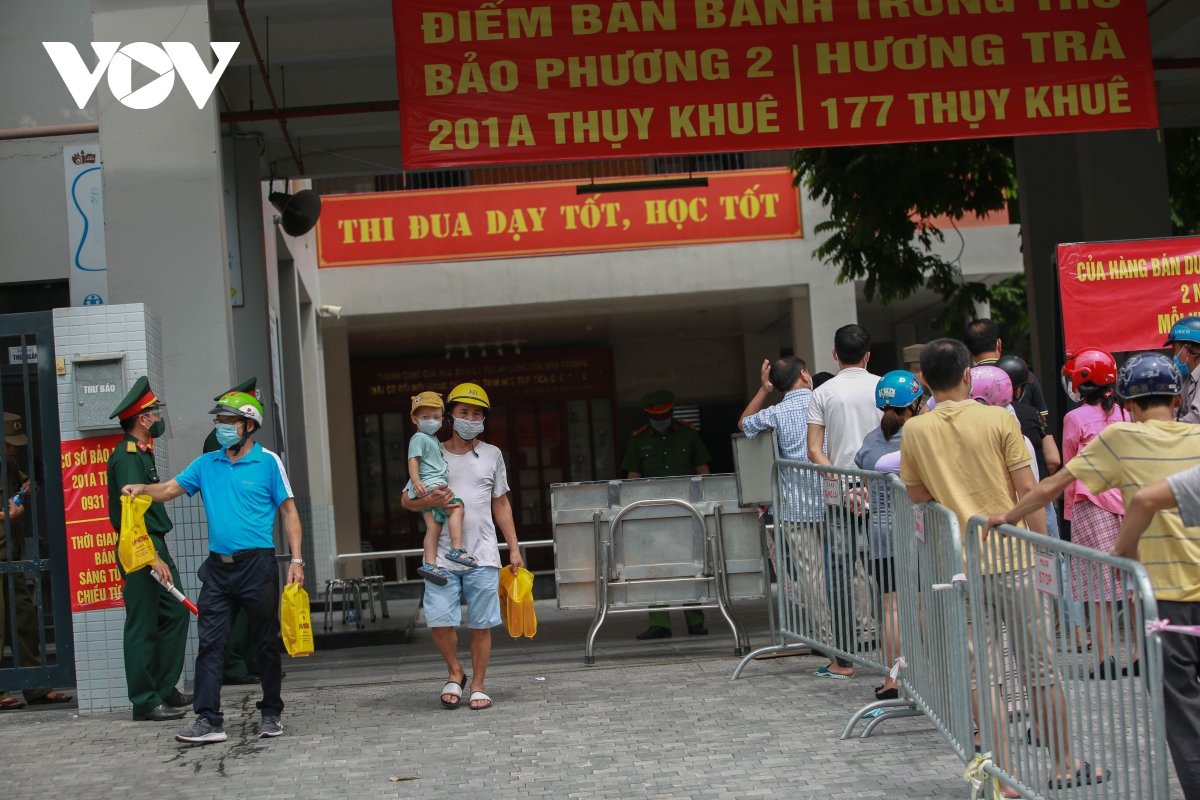 xếp hàng rồng rắn mua bánh trung thu truyền thống ở hà nội giữa thời dịch bệnh hình ảnh 14 xep hang rong ran mua banh trung thu truyen thong o ha noi giua thoi dich benh hinh anh 14