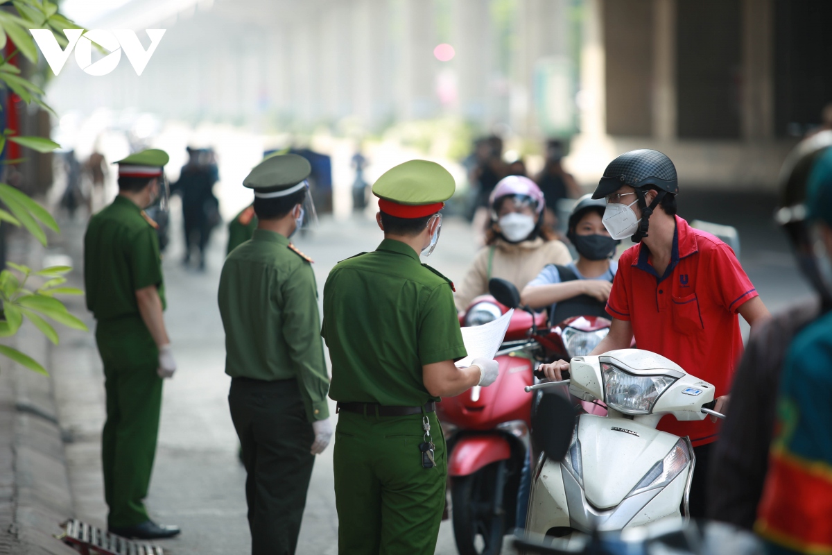 cac chot kiem soat nguoi ra vao vung 1 o ha noi bat dau hoat dong hinh anh 11