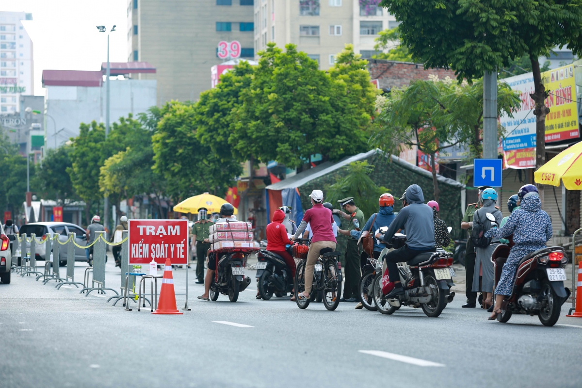 cac chot kiem soat nguoi ra vao vung 1 o ha noi bat dau hoat dong hinh anh 4