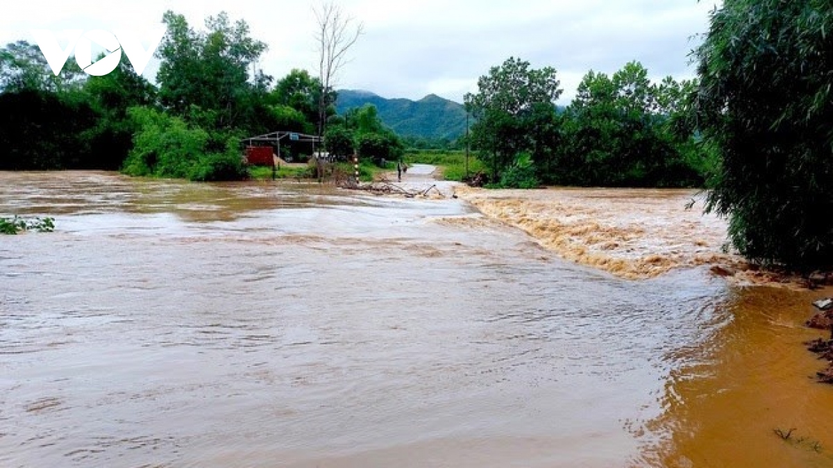 mua xoi xa, ho thuy loi lon nhat nghe an bat dau xa tran hinh anh 1