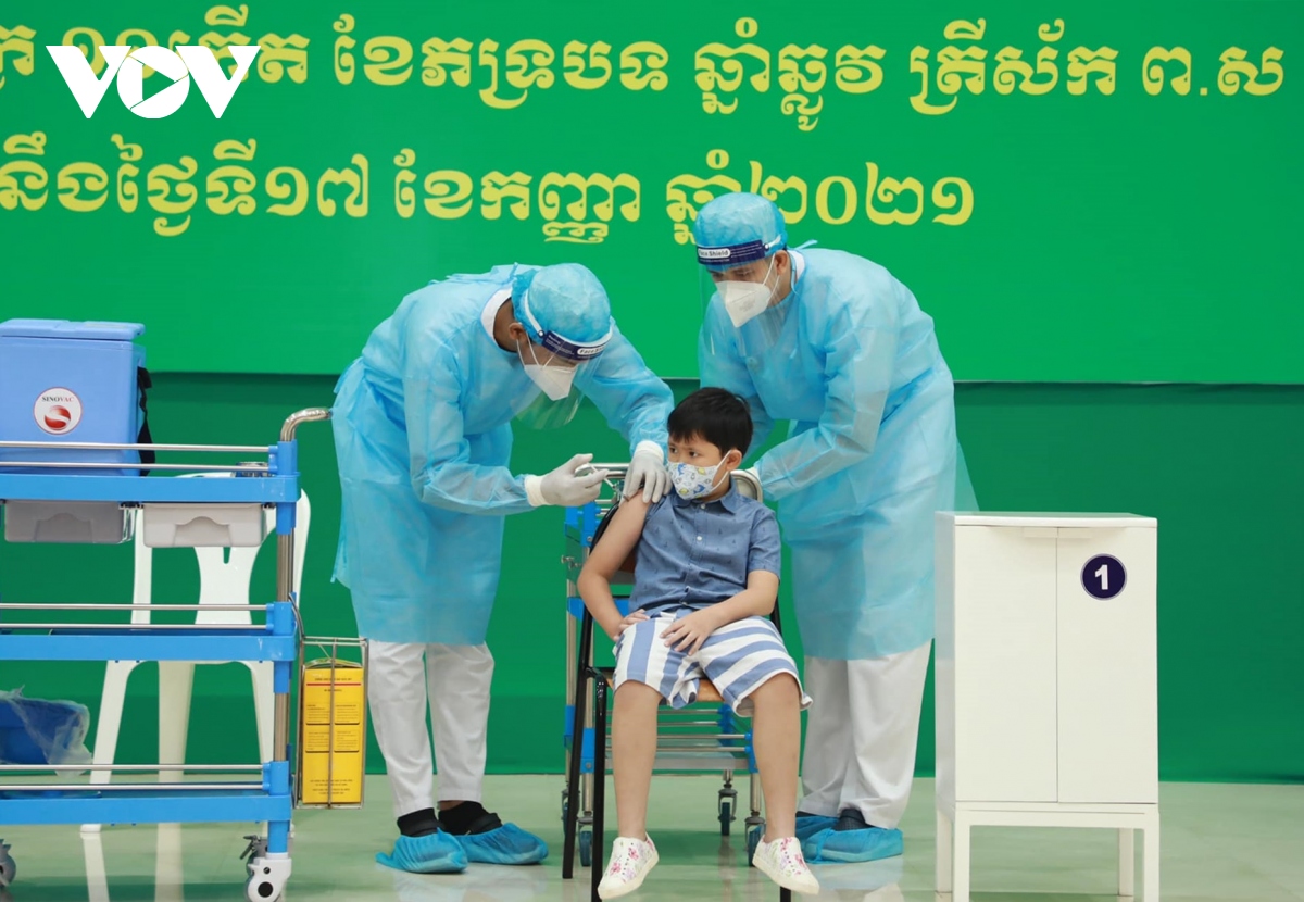 campuchia chinh thuc trien khai chien dich tiem vaccine covid-19 cho tre tu 6-12 tuoi hinh anh 2