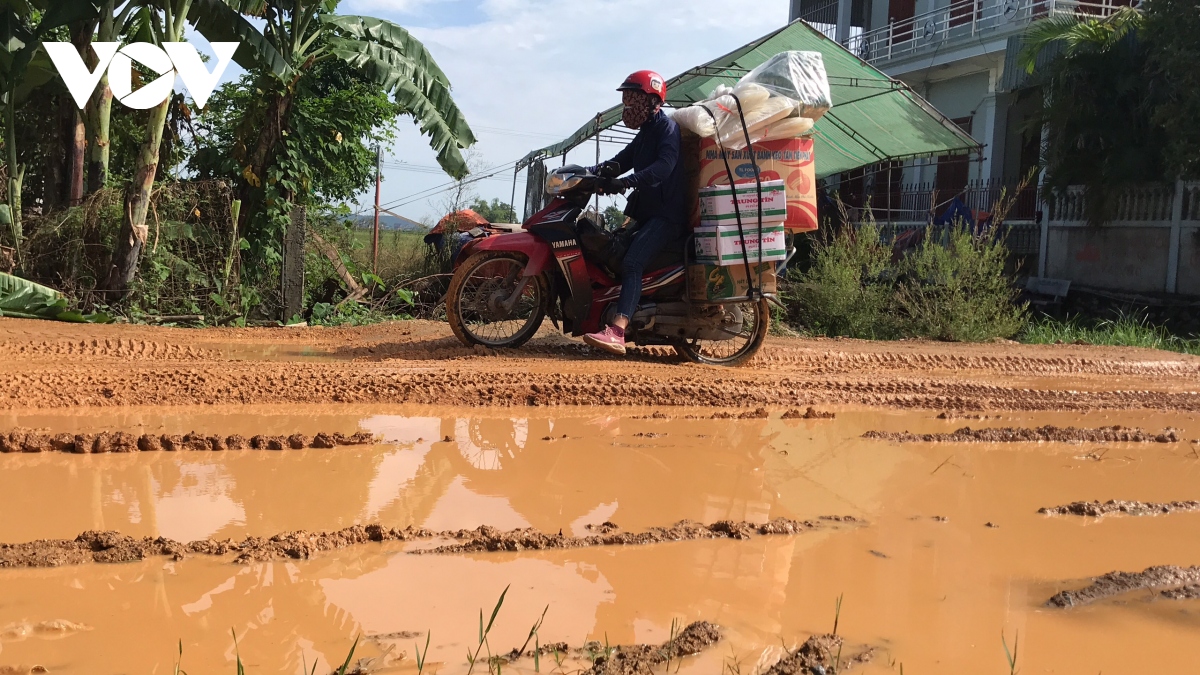 dan khon kho vi duong cuu nan, bun dat lay nhu loi ruong hinh anh 1