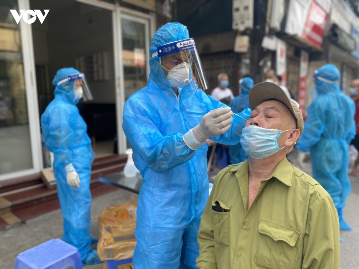 hon 400 nhan vien y te bac giang di tung ngo ho tro quan long bien lay mau xet nghiem hinh anh 18