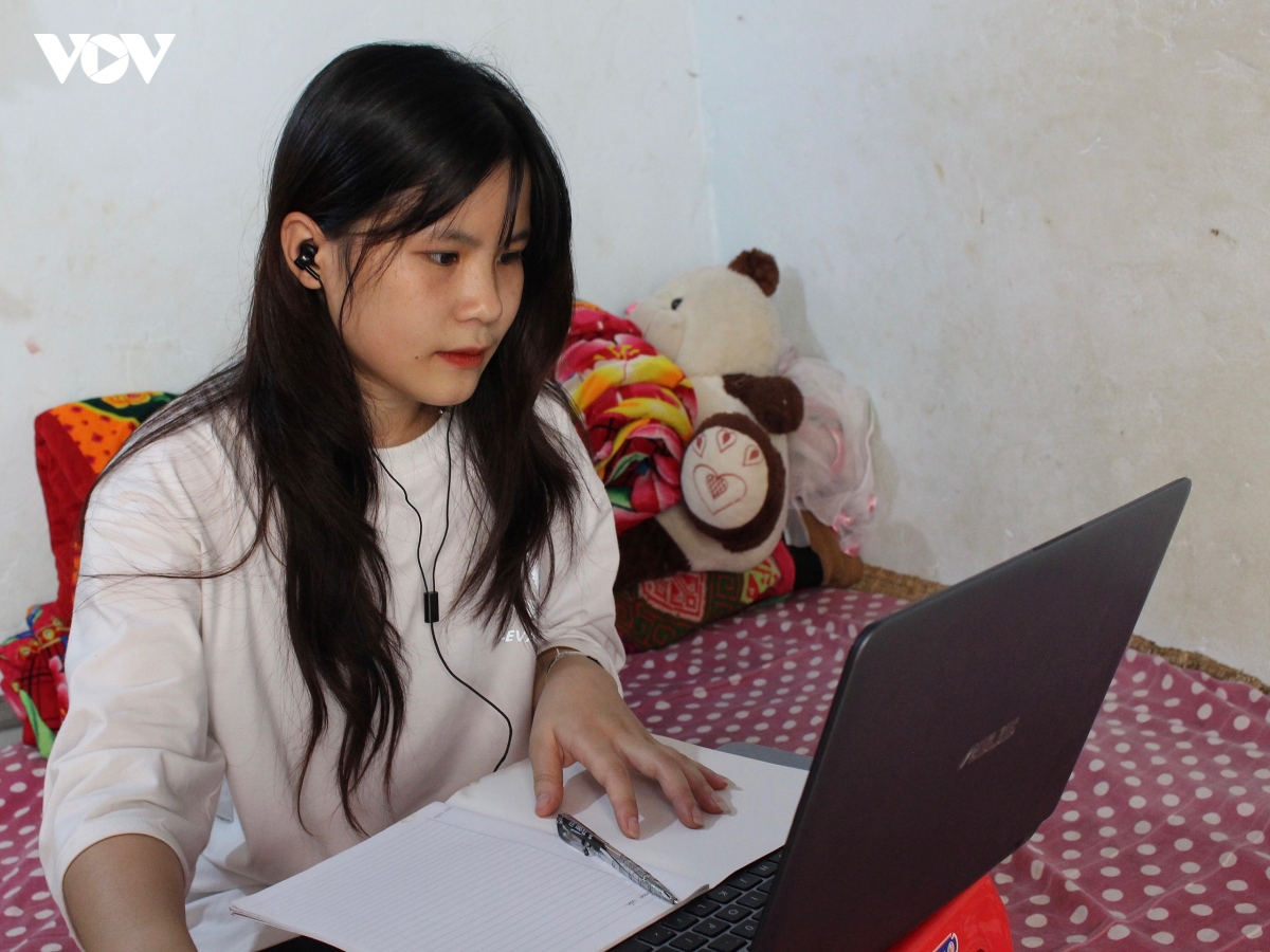 sinh vien tinh mien nui son la phan khoi khi co chuong trinh song va may tinh cho em hinh anh 4