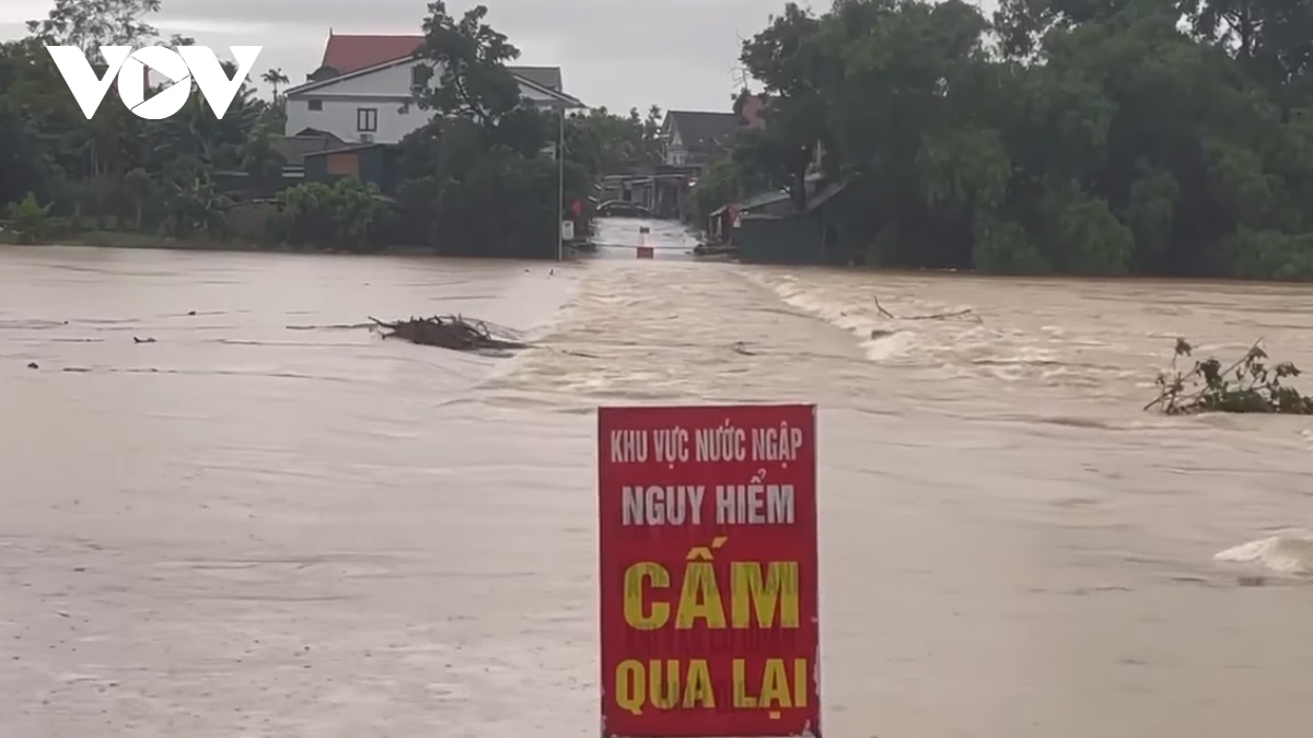 Mưa lớn, đất đá đổ sập vào nhà dân khiến 2 cháu nhỏ bị thương ở Hà Tĩnh