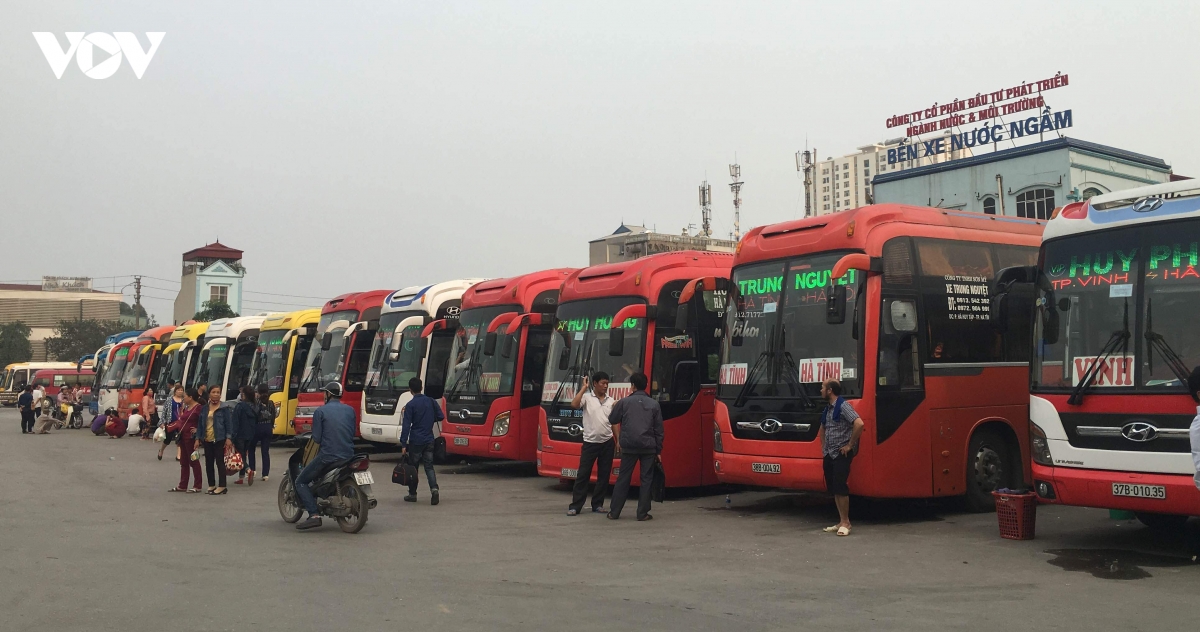 ha noi tam dung nhan tuyen xe khach moi tai giap bat, nuoc ngam hinh anh 2