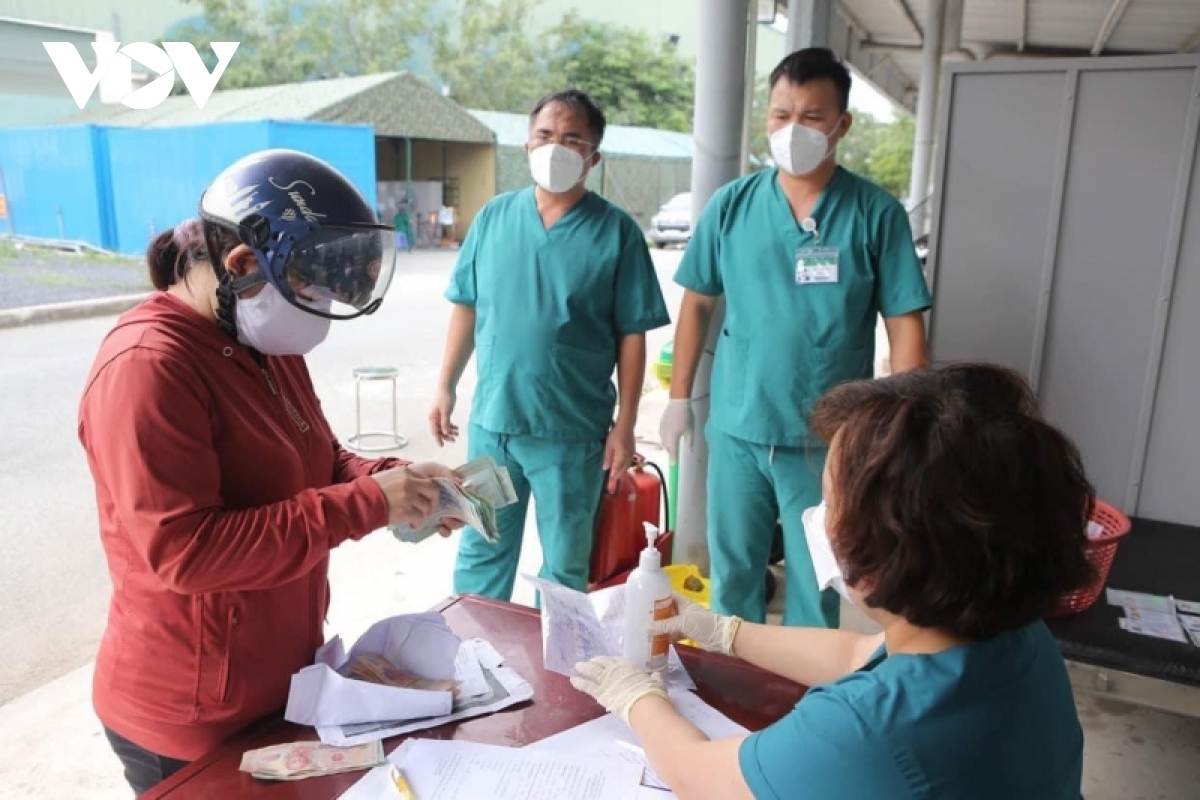 tp.hcm trao tra so tien lon cho nguoi than cua benh nhan tu vong do covid-19 hinh anh 1