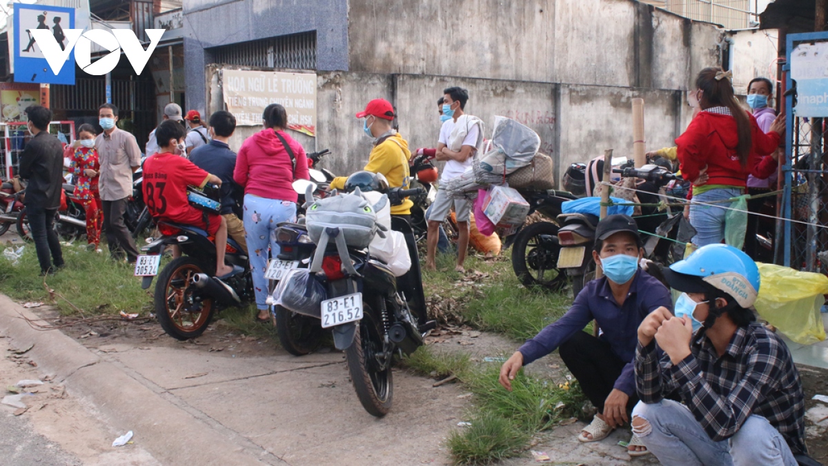 hang tram cong nhan o binh duong keo nhau ve que hinh anh 2