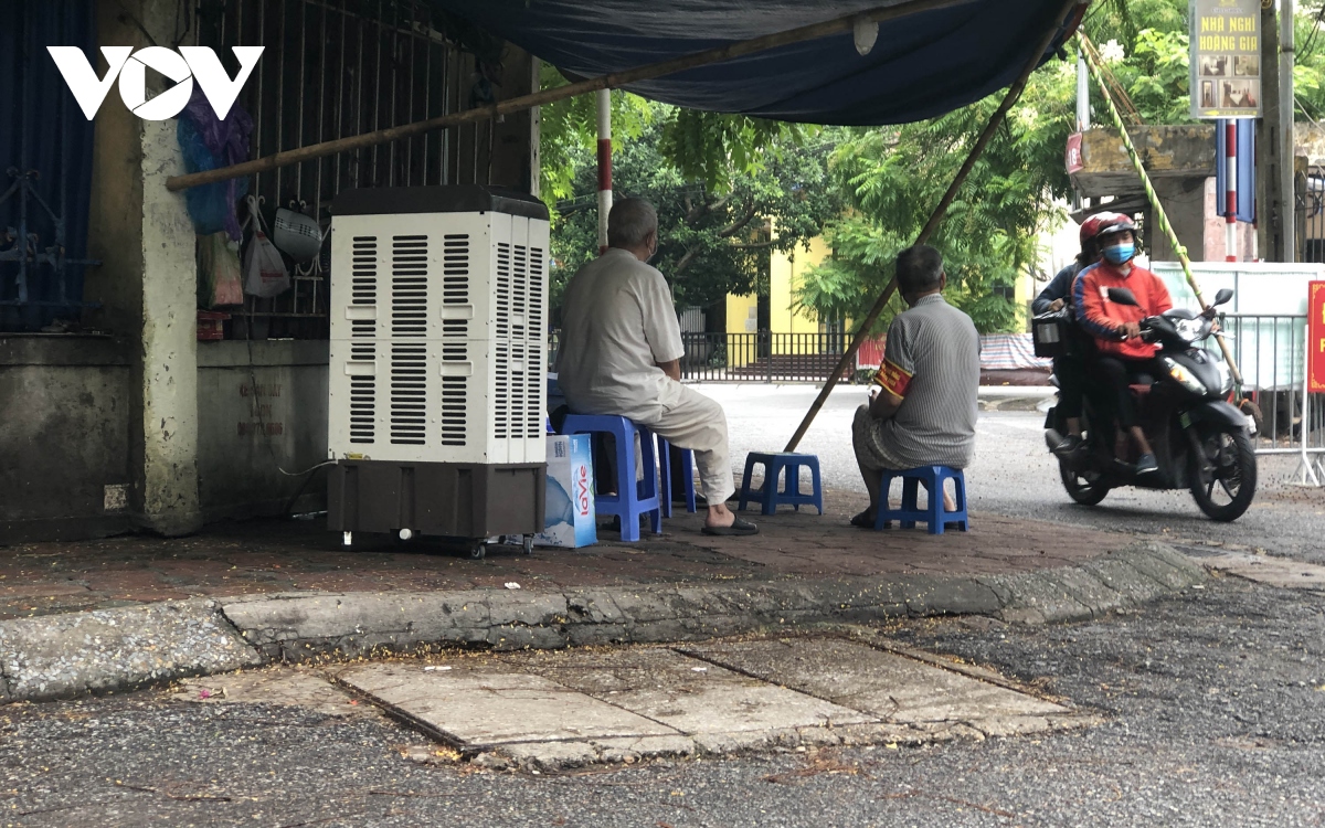 nhieu ngo, xom o ha noi van rao chat, chot kiem soat tha long nguoi ra vao hinh anh 6