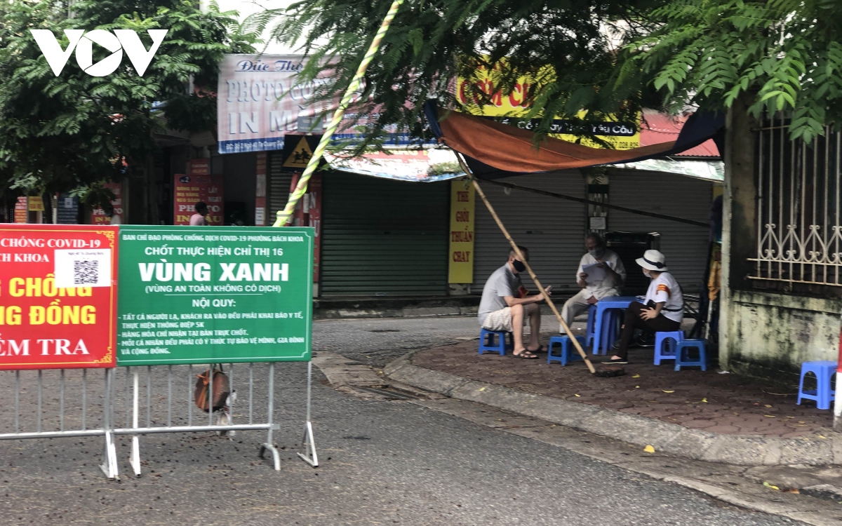 nhieu ngo, xom o ha noi van rao chat, chot kiem soat tha long nguoi ra vao hinh anh 7