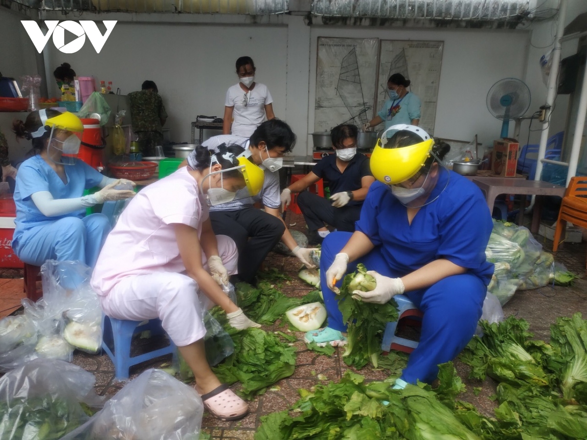 sinh vien tinh nguyen giua tam dich tp.hcm cang nguy hiem, cang phai dan than hinh anh 1