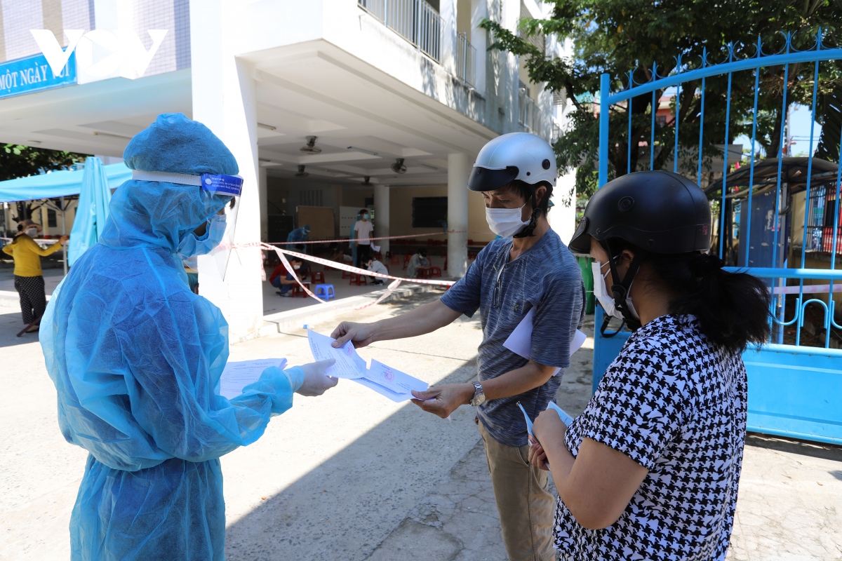 Da nang han che tap trung dong nguoi tai cac diem tiem vaccine ngua covid-19 hinh anh 8