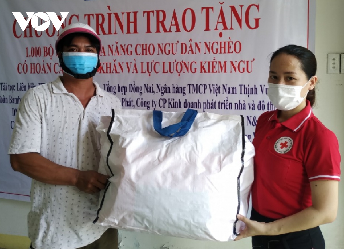 Da nang, phu yen trao 2.000 bo ao phao cuu sinh cho ngu dan hinh anh 1