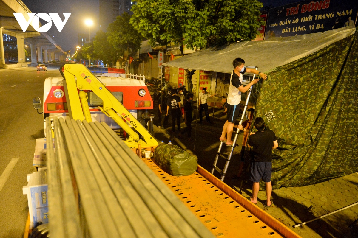 cong an ha noi dung chot kiem soat nguoi ra, vao vung 1 ngay trong dem hinh anh 3