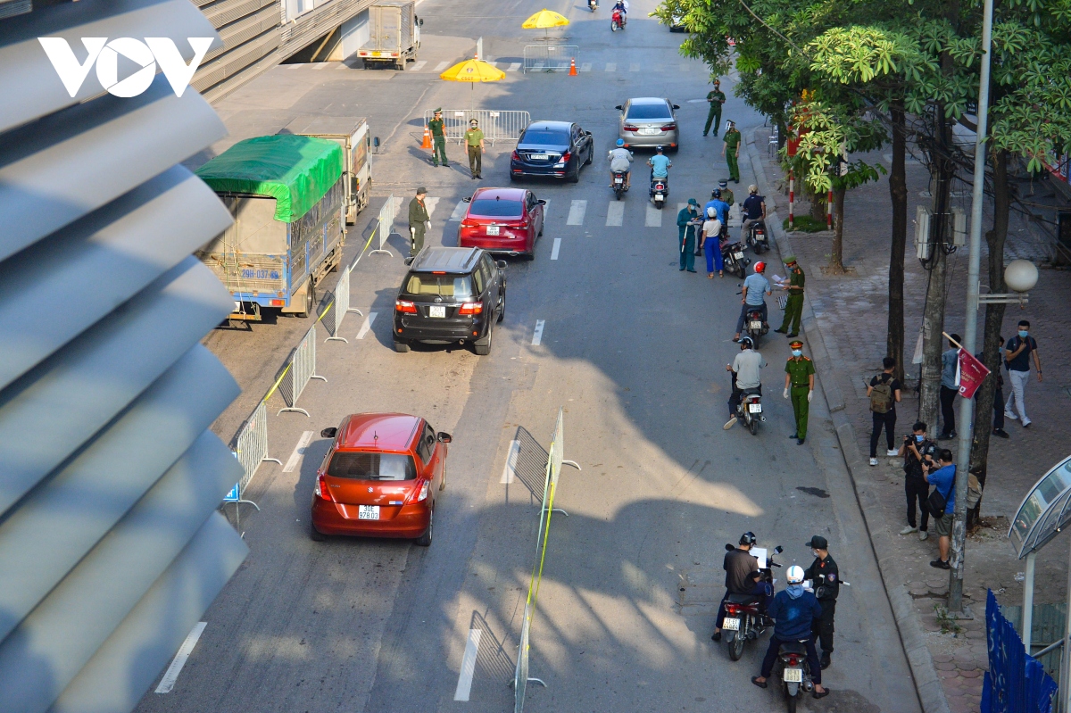 cac chot kiem soat nguoi ra vao vung 1 o ha noi bat dau hoat dong hinh anh 1