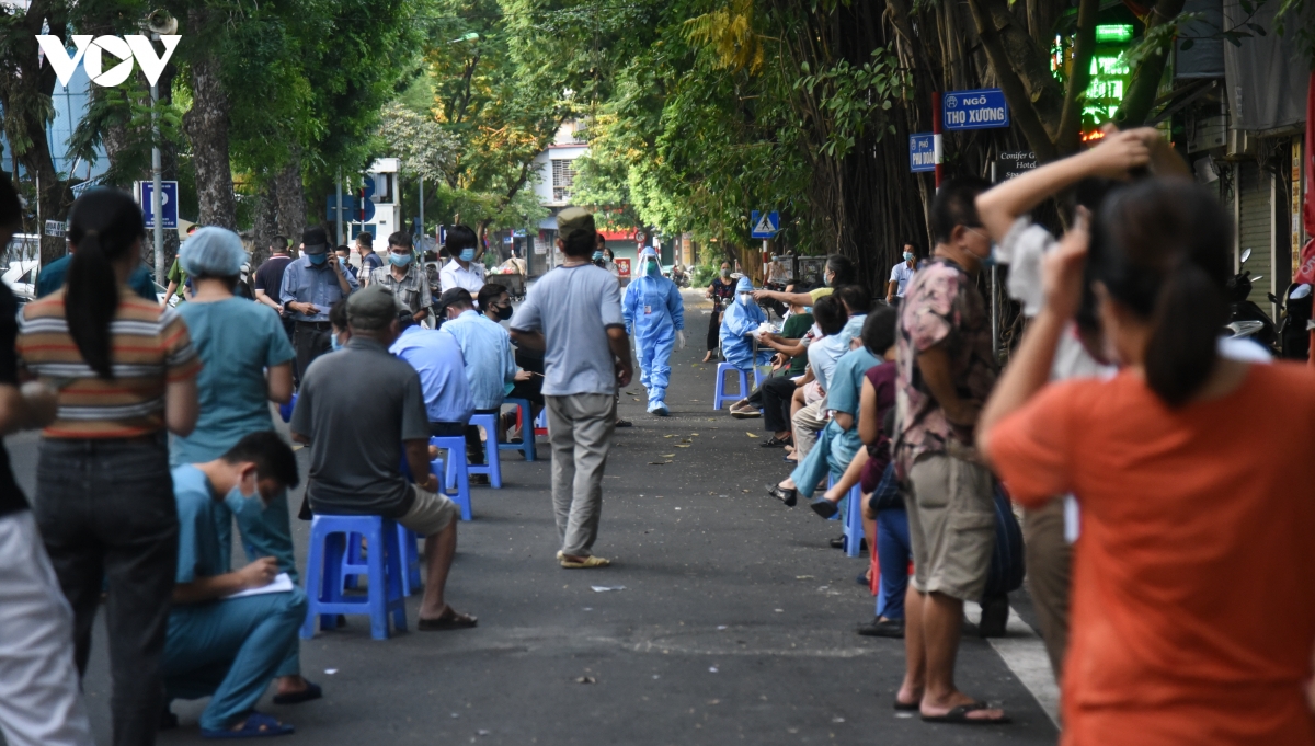 xet nghiem nguoi dan, nhan vien cua hang doi dien nha d, bv viet Duc hinh anh 11