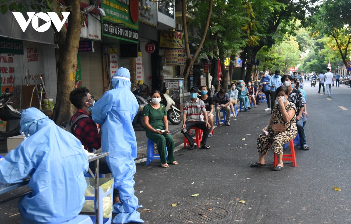 xet nghiem nguoi dan, nhan vien cua hang doi dien nha d, bv viet Duc hinh anh 13