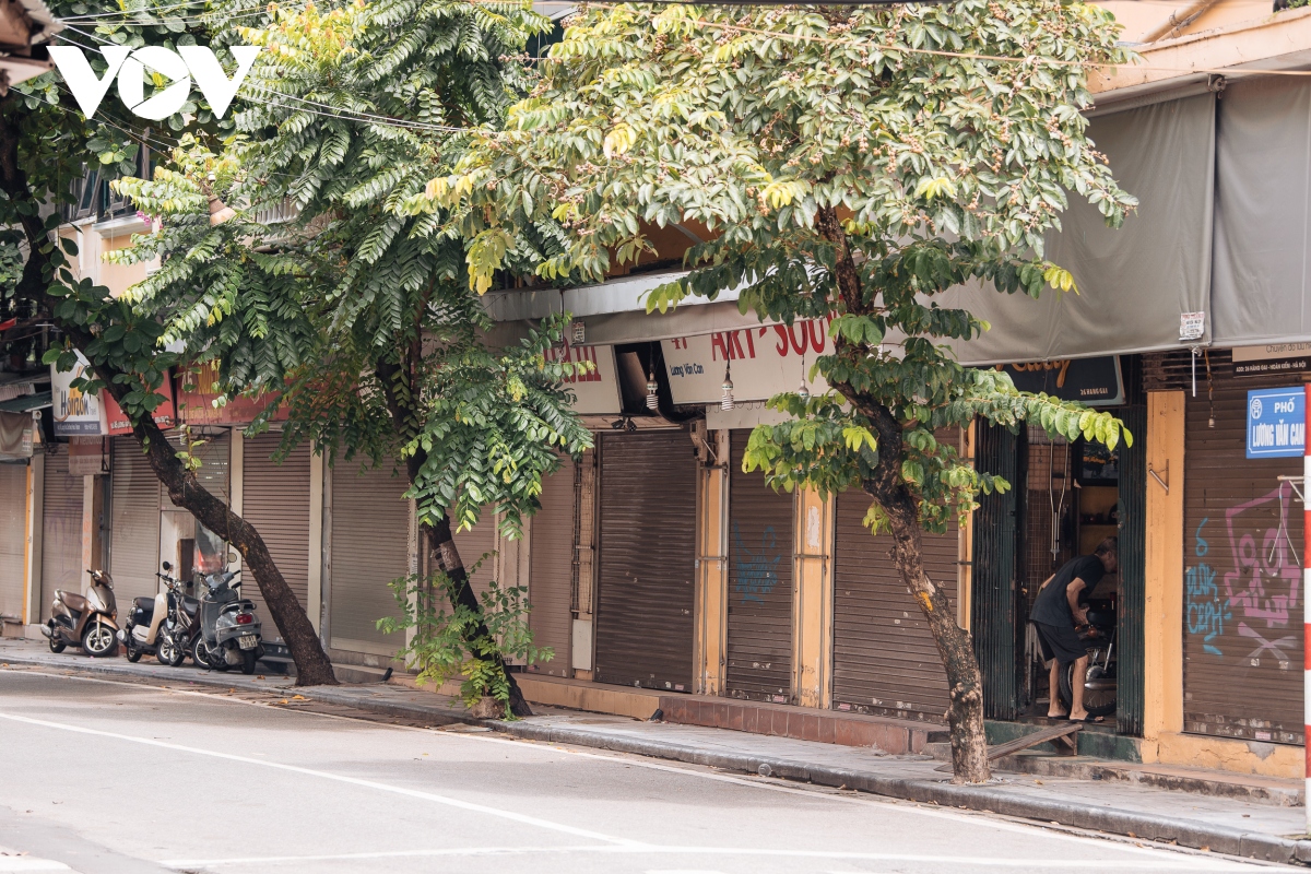 pho buon ban tai ha noi van im lim cho ngay mo cua tro lai hinh anh 17