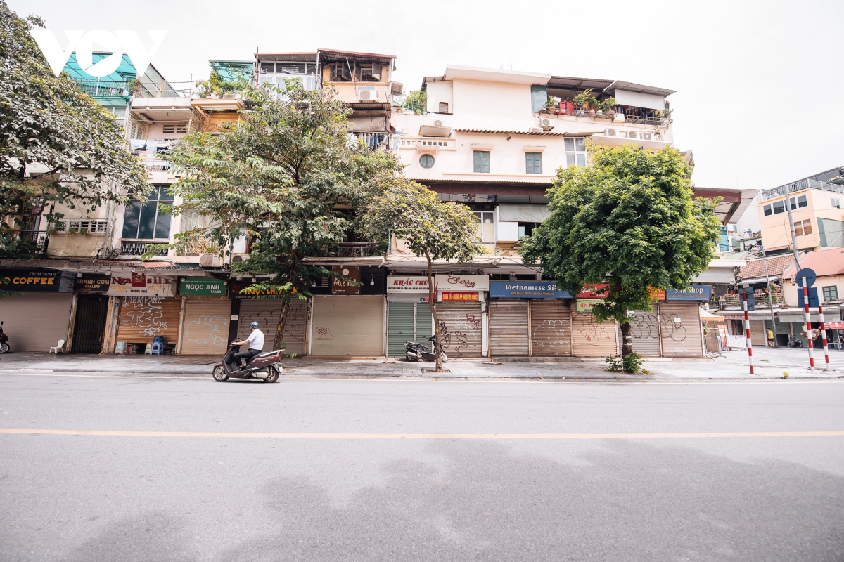 pho buon ban tai ha noi van im lim cho ngay mo cua tro lai hinh anh 7