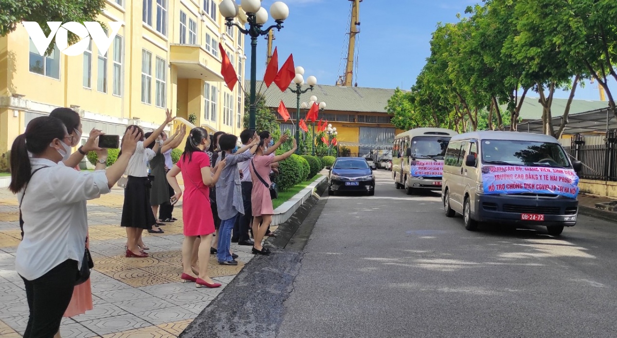 200 can bo, sinh vien y te hai phong len duong ho tro ha noi chong dich hinh anh 5