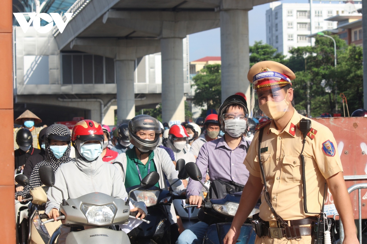 ngay dau gian cach theo vung, hang ngan nguoi un u tai chot vao vung do hinh anh 10