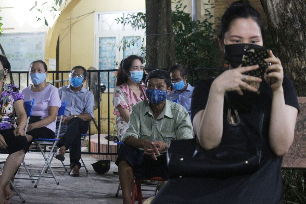 nguoi dan ha noi xep hang cho tiem vaccine trong dem hinh anh 3