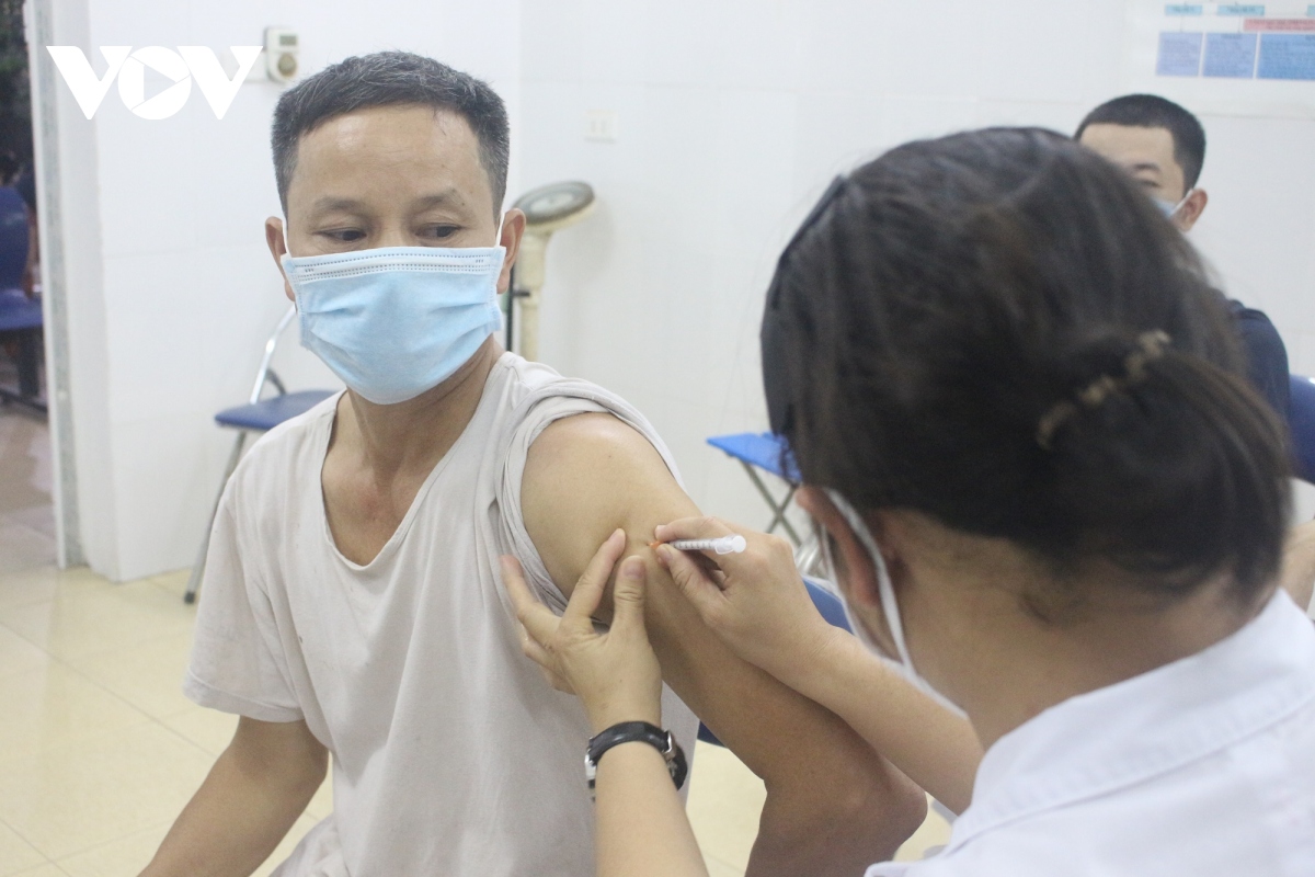 nguoi dan ha noi xep hang cho tiem vaccine trong dem hinh anh 7