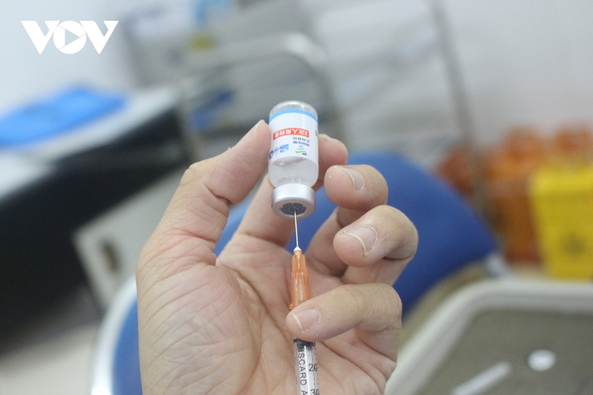 nguoi dan ha noi xep hang cho tiem vaccine trong dem hinh anh 15