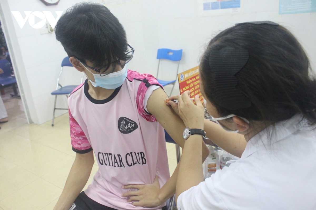 nguoi dan ha noi xep hang cho tiem vaccine trong dem hinh anh 4