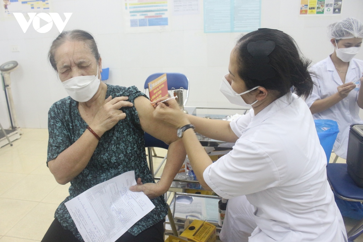 nguoi dan ha noi xep hang cho tiem vaccine trong dem hinh anh 14