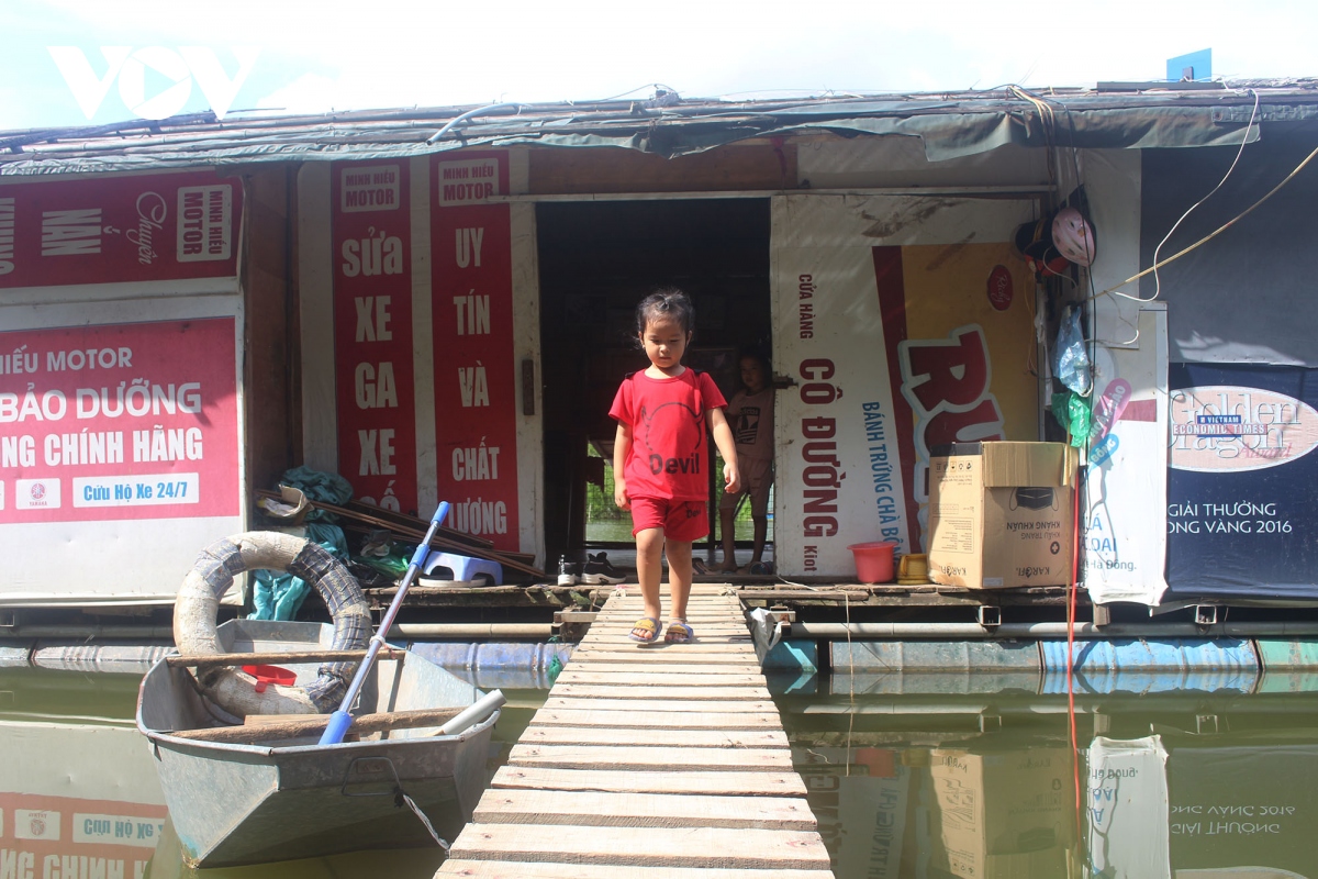 tre xom phao o ha noi vat va hoc truc tuyen bang dien thoai... di muon hinh anh 3