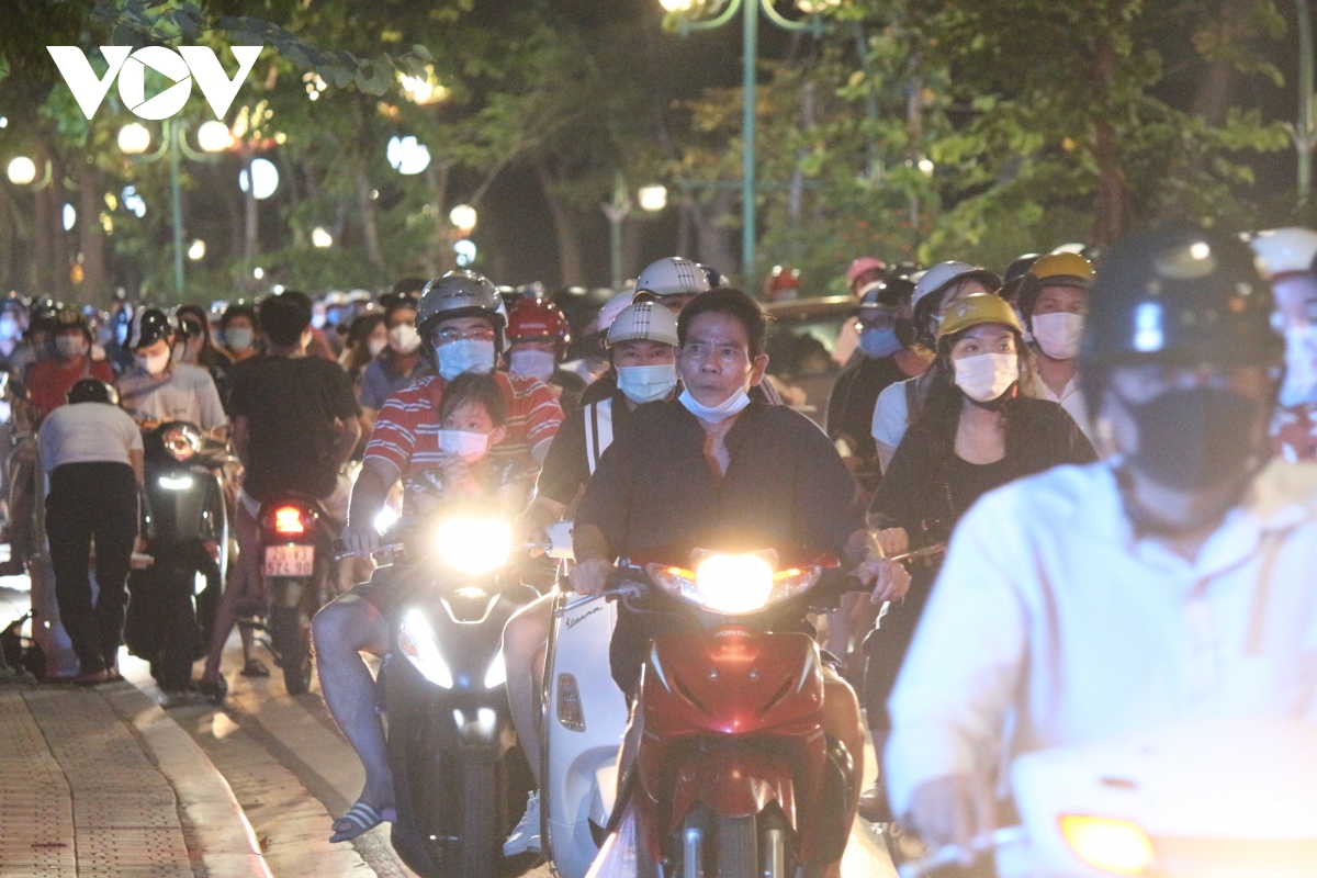 nguoi dan ha noi un un do ra duong di choi tet trung thu hinh anh 16