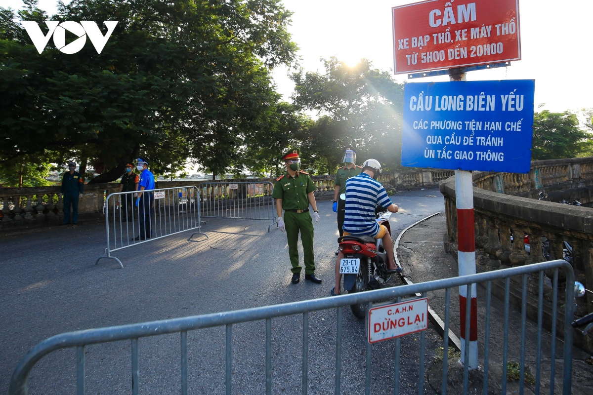 cac chot kiem soat nguoi ra vao vung 1 o ha noi bat dau hoat dong hinh anh 16